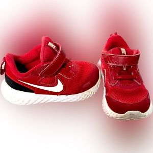 Nike Revolution 5.5 Gym Red White Black BQ5673 600 Size: 6c EUC Unisex 6